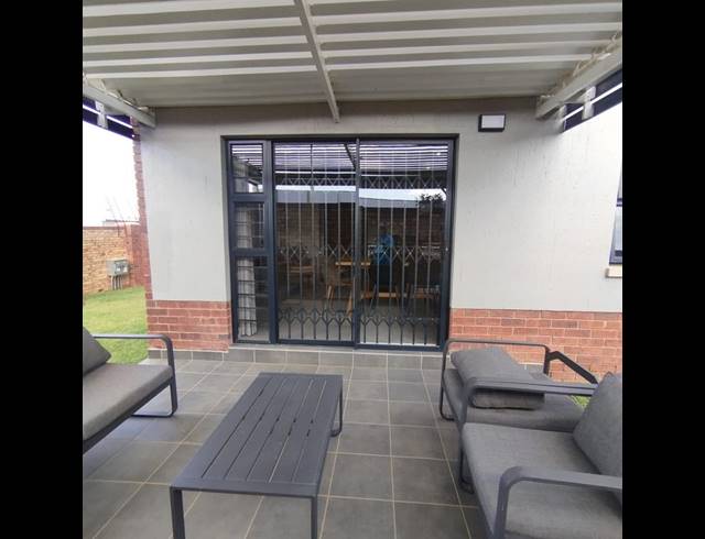 4 BEDROOM HOUSE FOR SALE IN COSMO CITY